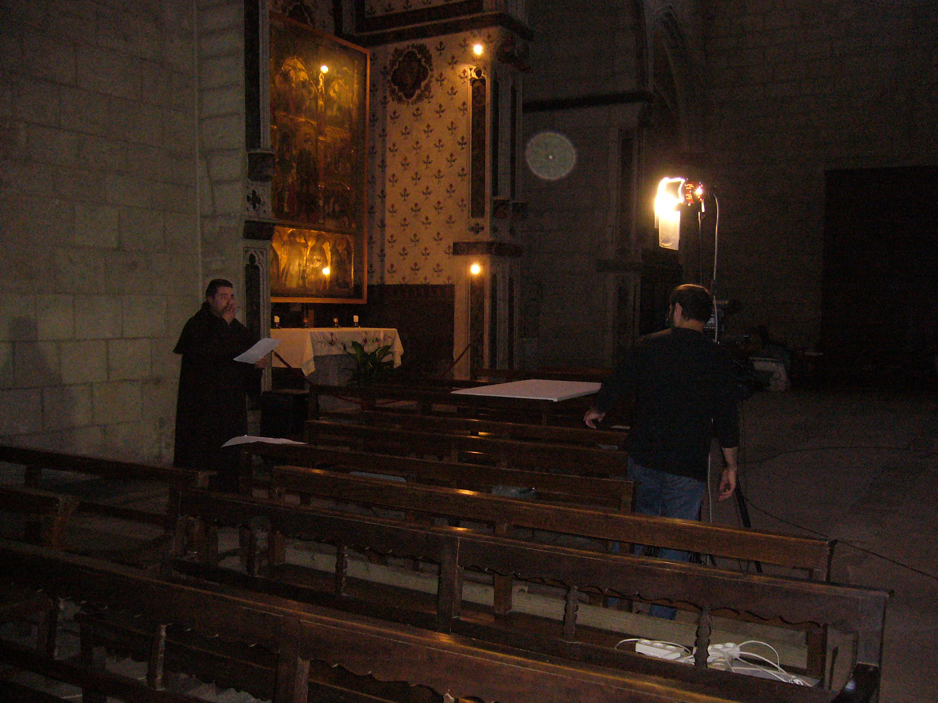 Rodatge a Sant Francesc, amb el retaule de Sant Jordi i la Mare de Déu al fons